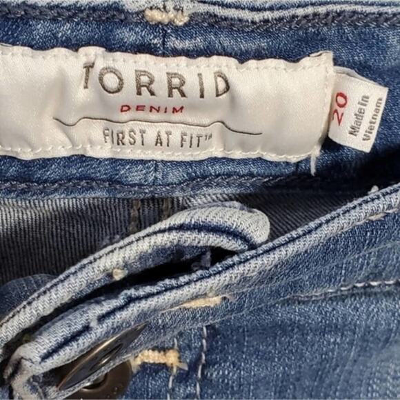 Torrid distressed 5 button rolled hem shorts plus size 20 - Picture 5 of 8